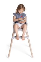Kinderstuhl auf Tischhöhe