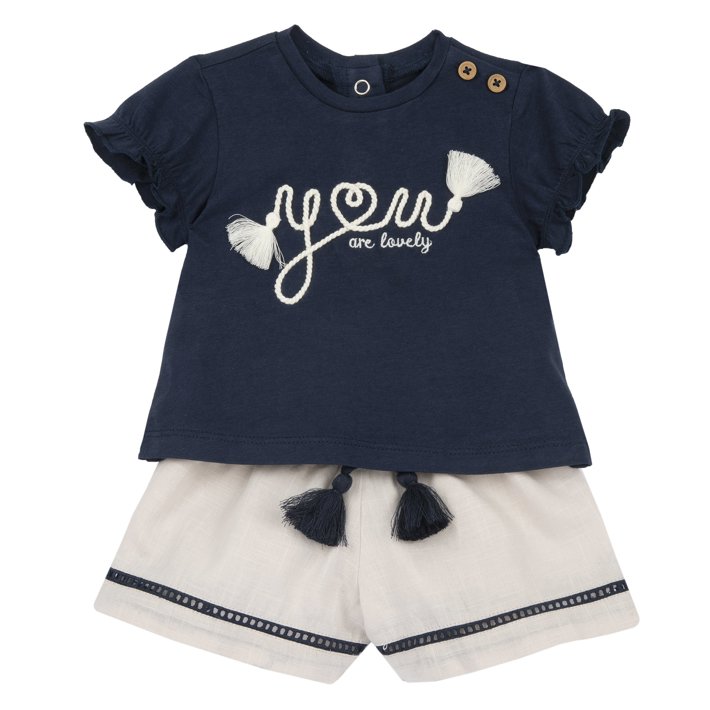 Conjunto con camiseta y pantalones cortos