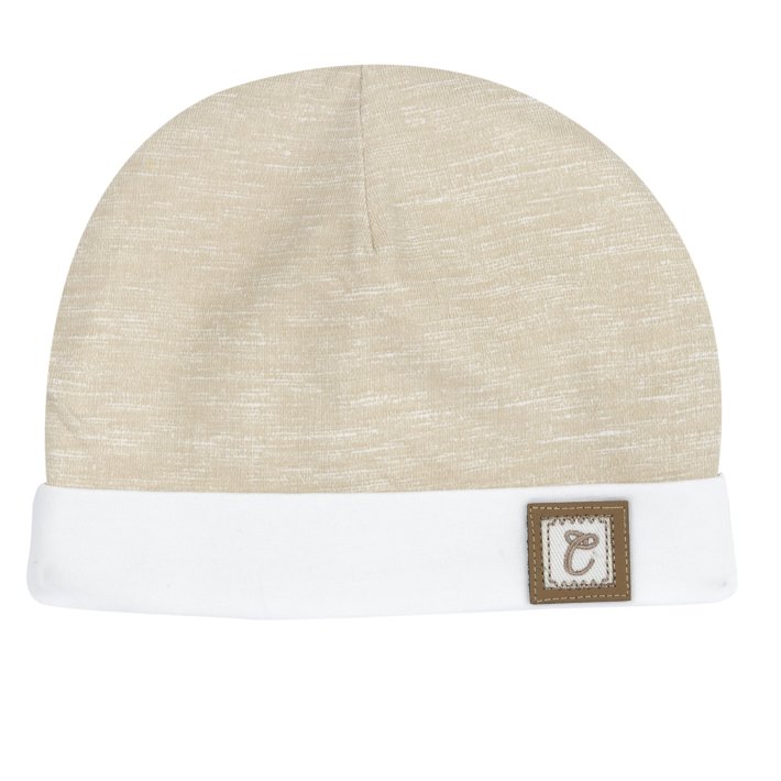 Gorro bege com aplicação "C"