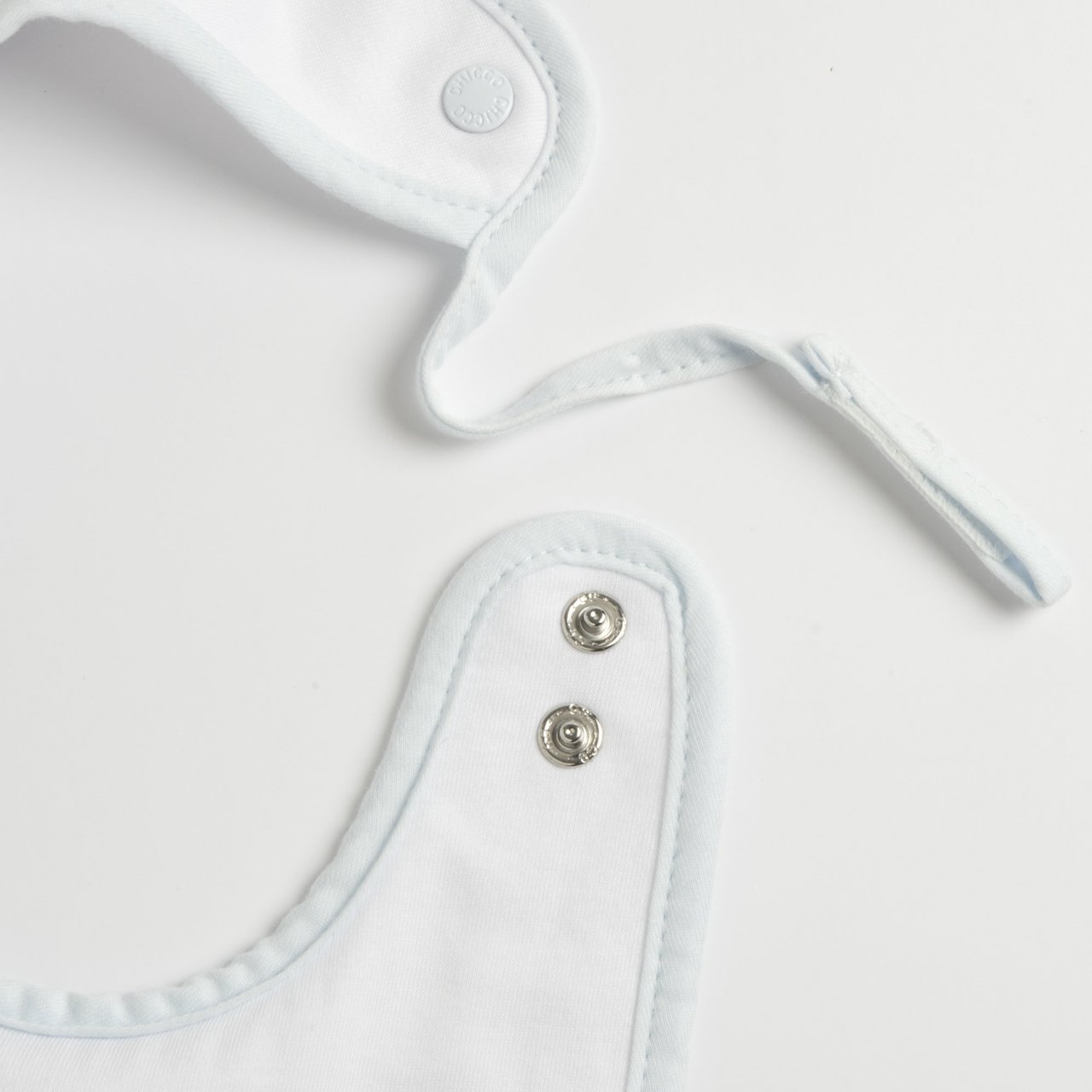 Bavaglino con laccetto porta succhietto Chicco - 2