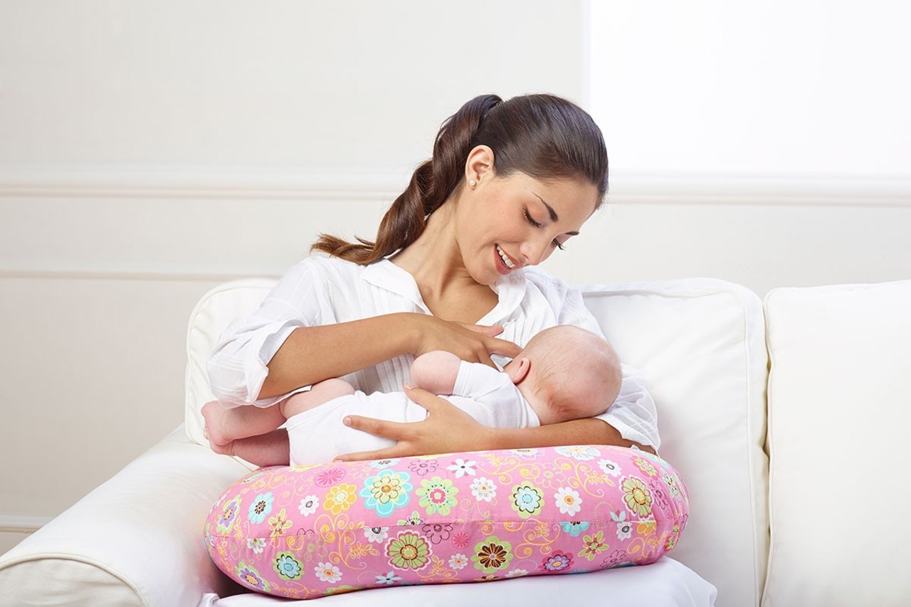 Puro Bebé - ✨ La almohada perfecta para recién nacidos Boppy es el lugar  perfecto para que los pequeños arrulen y pateen con comodidad. Está  diseñado exclusivamente con un interior empotrado perfecto