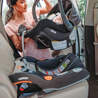 Base para el auto incluída.