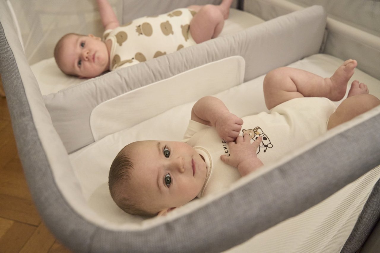 Детская приставная кроватка для двойняшек и близнецов Chicco Next2Me Twins 0+ null - 2